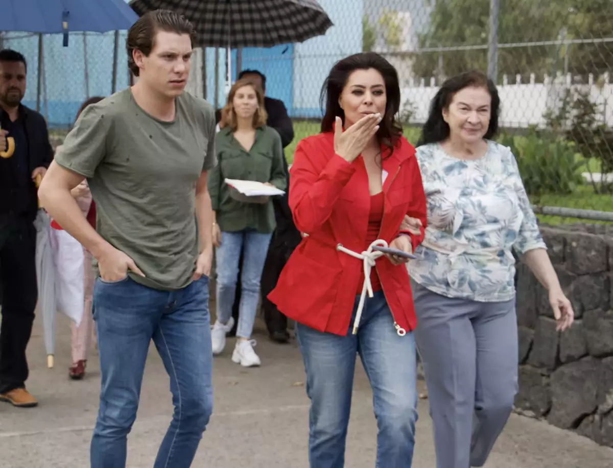 Juan Collado Dot, Yadhira Carrillo y Carmen Mocelo