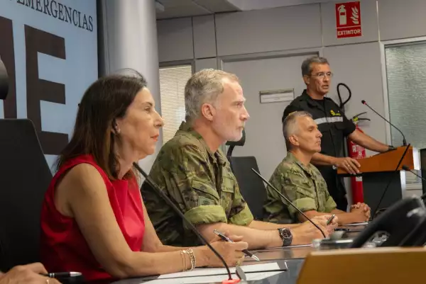 El rey Felipe VI de España se reune con militares para evaluar la emergencia causada por incendios en su país