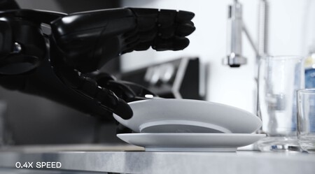 Figure manipulando objetos de cocina