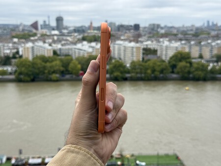 Es algo más grandote que el modelo anterior, lo suficiente para que se note | Imagen: Xataka