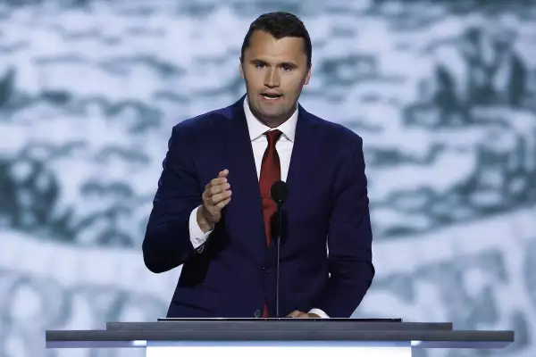 Charlie Kirk influencer ultraderechista y aliado de Donald Trump que fue asesinado en Utah