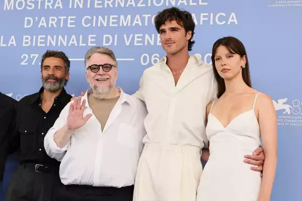 Oscar Isaac, Guiklermo del Toro, Jacob Elordi y Mia Goth en la premier de Frankenstein en el Festival de Cine de Venecia.