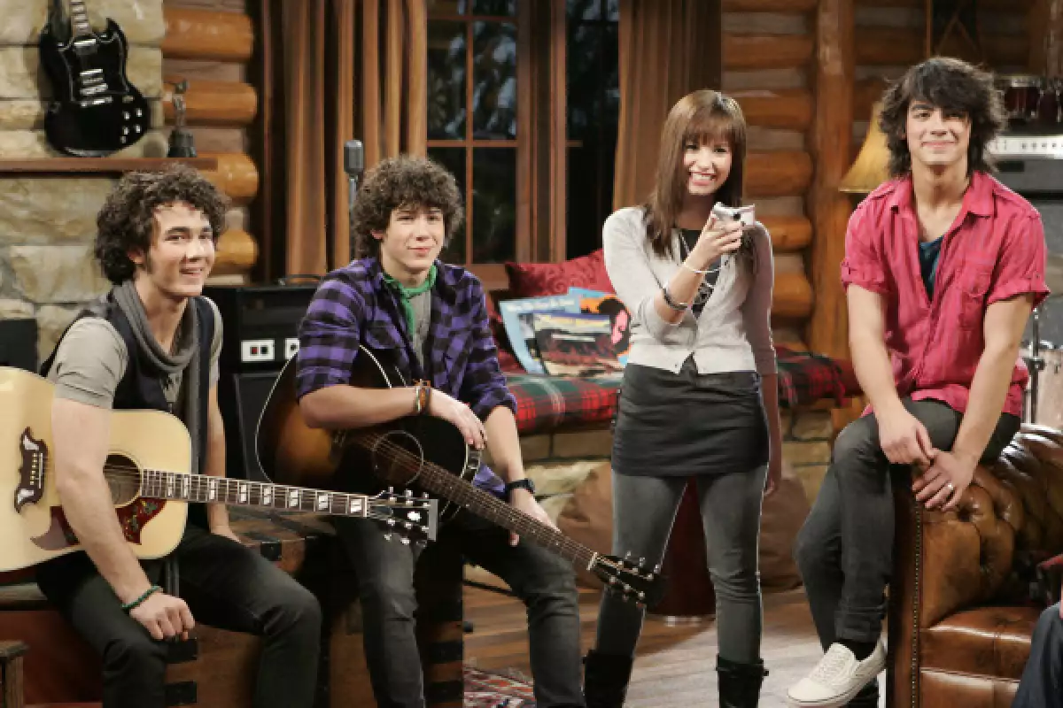 KEVIN JONAS, NICK JONAS, DEMI LOVATO, JOE JONAS