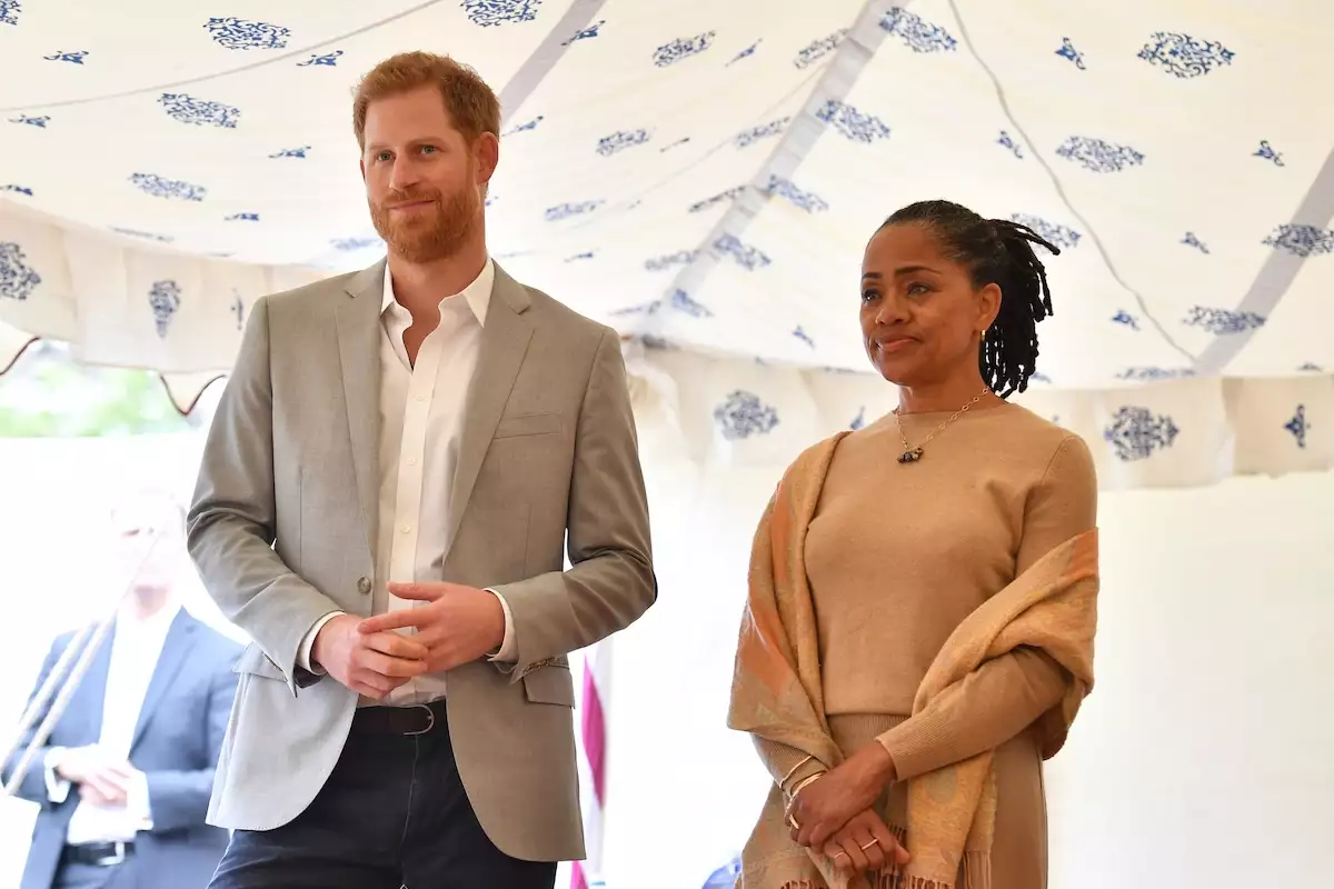 Doria Ragland mamá de Meghan Markle y suegra del príncipe Harry