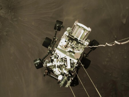 El rover Perseverance colgado de la Skycrane