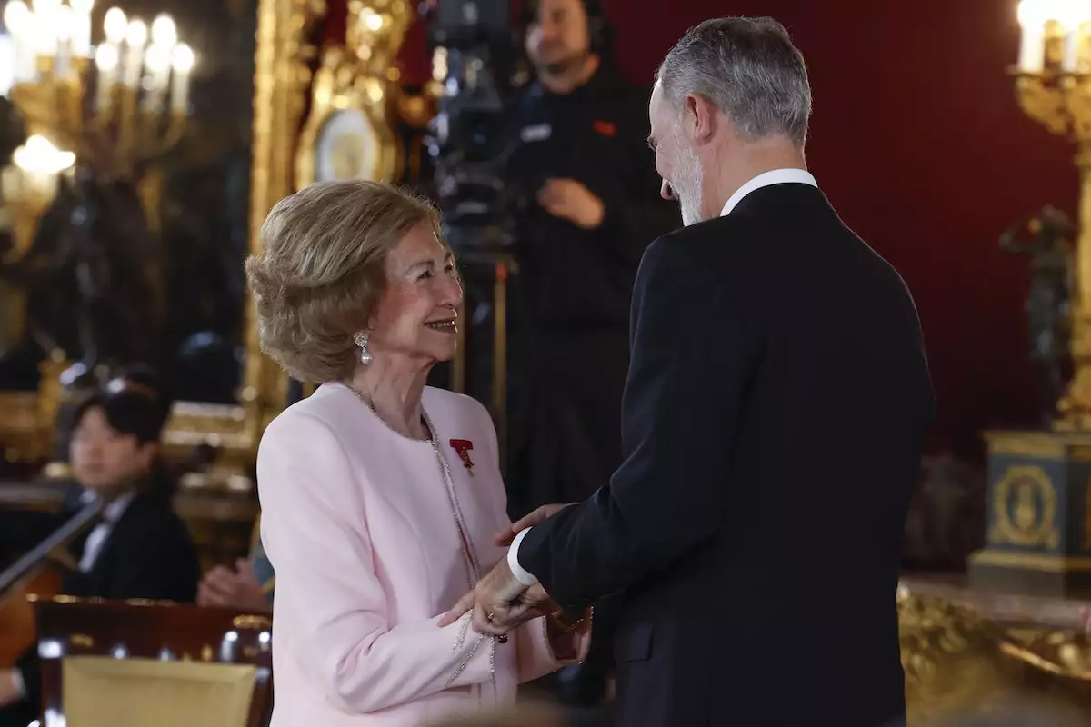 Felipe VI otorga la Orden del Taisón de Oro a la reina Sofía mientras Juan Carlos I celebra 50 años de su coronación alejado del ojo público