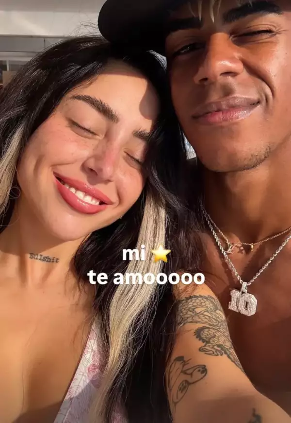 La pareja mantiene su relación muy pública en redes sociales.