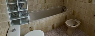 Así ha quedado la reforma sin obras de un cuarto de baño de los 80: "Un buen lavado de cara para poder revalorizar y alquilar la vivienda" 