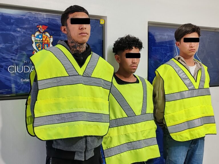 Policías municipales arrestaron a tres sujetos armados