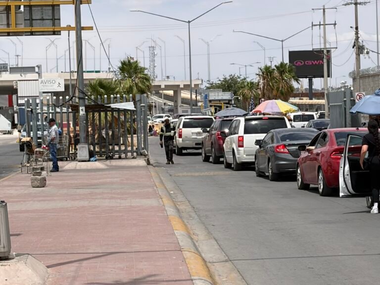VIDEO: Puente libre con demora de hasta 90 minutos para pasar a Estados Unidos; fila llega hasta Pueblito Mexicano