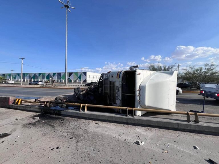 Video: Dos tráileres chocan; uno vuelca y dos operadores resultan lesionados
