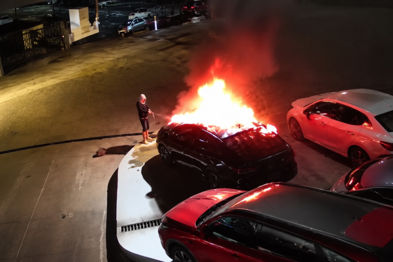 🔥 VIDEO: Así prendió fuego un sujeto a vehículos de agencia MG en Juárez 🚨