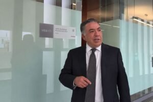 Enrique Inzunza reaparece en el Senado tras 118 días de ausencia presencial.