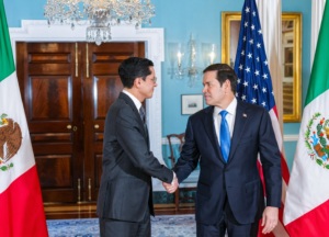 😶 Un apretón de manos y 22 segundos de silencio: así inició la reunión entre Roberto Velasco y Marco Rubio.