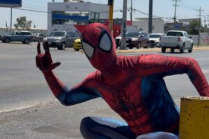 Delfos Parker cumple un sueño de infancia: ser Spider-Man para los niños de Juárez