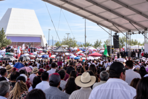 Porras para Cruz y Andrea, protestas afuera y miles dentro: así fue el informe de Sheinbaum en Juárez
