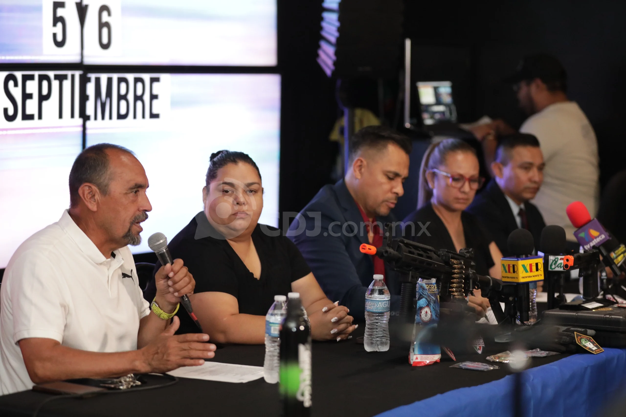 Armas sobre la mesa de presidium durante presentación del Sport Fest 2026 en Ciudad Juárez