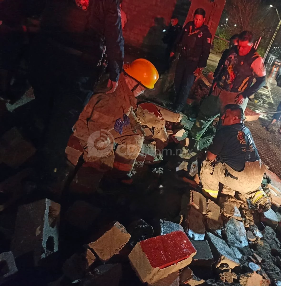 Muere una persona tras derrumbe de barda durante tormentas en Juárez