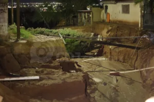 Evacuan a dos familias por deslaves en la Águilas de Zaragoza; zanja es de hasta cuatro metros de profundidad