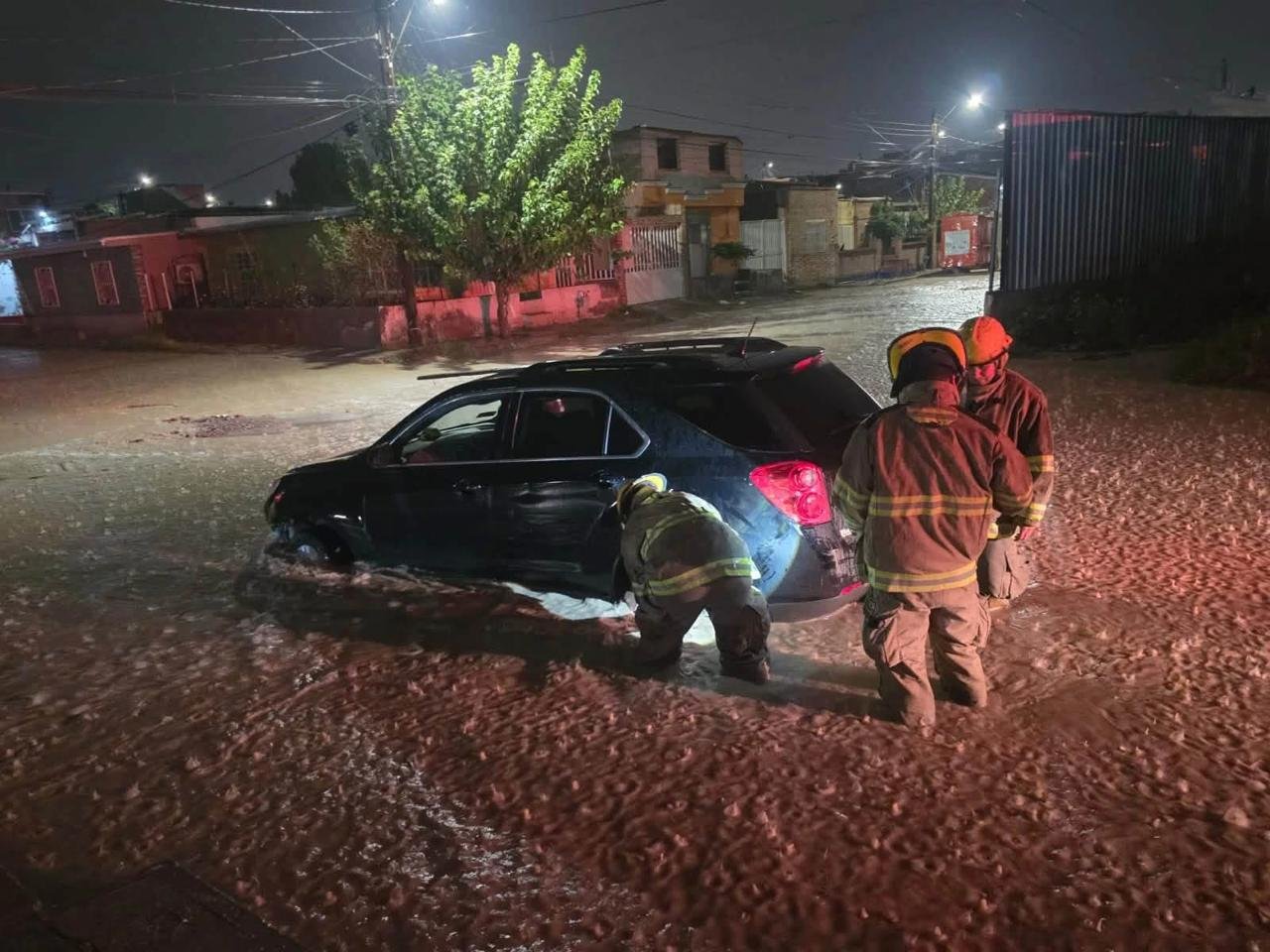 Rescatan a conductor atrapado en inundación durante lluvias