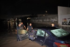 Policías rescatan a mujer y bebé de 11 meses atrapadas en vehículo durante inundación