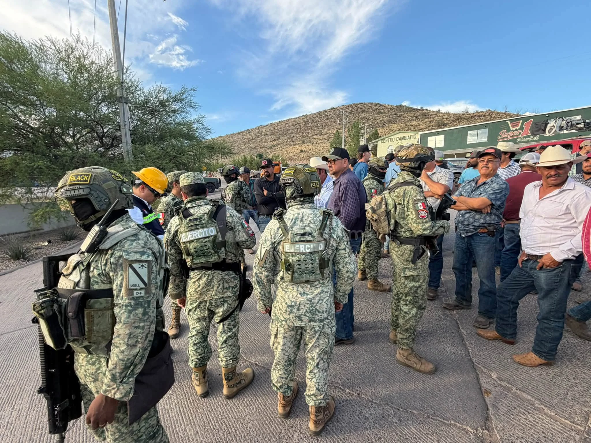 Tensión en LeBaron; agricultores toman por la fuerza unidades y herramientas de CFE para impedir cortes