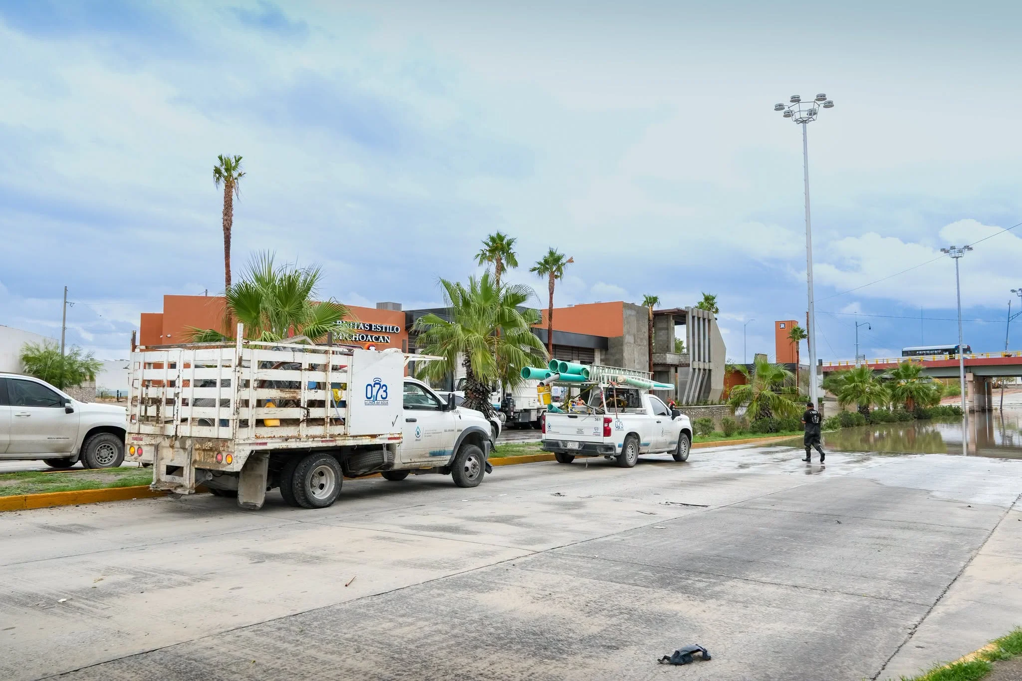 Así amaneció la circulación de avenida De las Torres, luego de que empleados de la JMAS desahogaran laguna