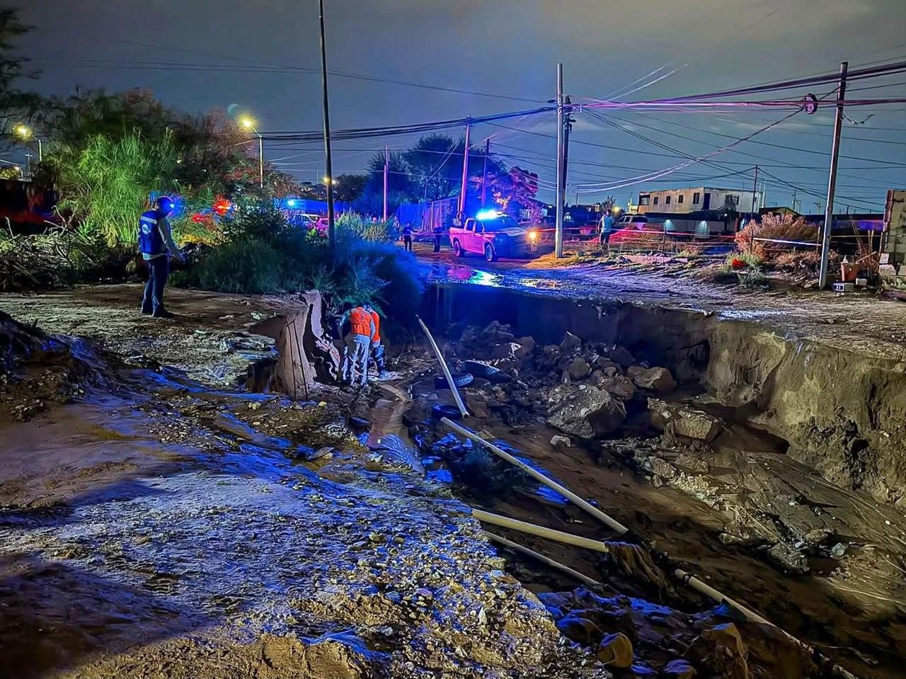 Corriente de lluvia arrastra tubería de agua potable en Águilas de Zaragoza