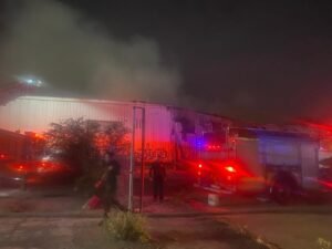 Controlan incendio en bodega de Quintas del Valle; bomberos realizan labores de enfriamiento