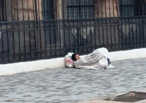 Personas en situación de calle enfrentan las lluvias sin un techo seguro; ¿quién las está protegiendo?