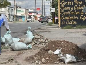 Costales de tierra permanecen en cruceros y generan mala imagen en Ciudad Juárez