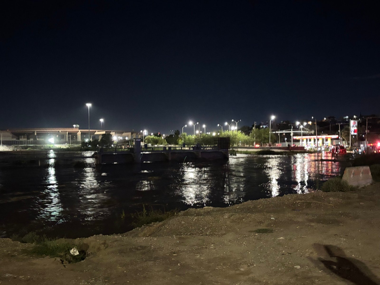 Comienza a desbordarse el Río Bravo a la altura del Monumento al Cigarro