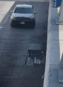 ¿Tu vehículo cayó en un bache o fue dañado por una alcantarilla? Estos son los pasos para solicitar una indemnización