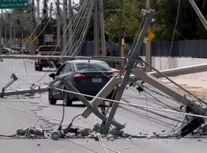 Caen 10 postes de luz sobre la avenida Antonio J. Bermúdez; afecta vialidad en zona industrial