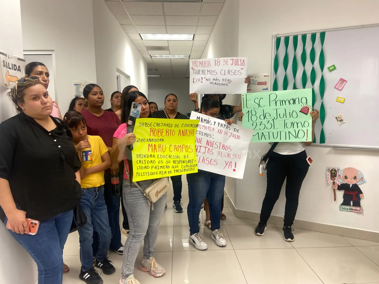 Sin maestros, cientos de niños pierden clases en Juárez; padres exigen soluciones