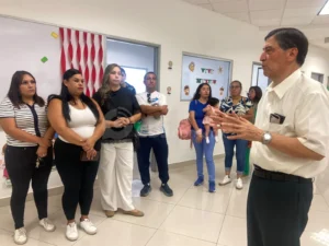 Padres corretean a subsecretario de Educación tras protesta por falta de maestros en Juárez