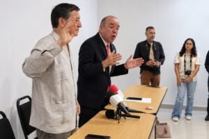 Padres se retiran sin solución tras reunión en Pueblito Mexicano; Educación reconoce 80 vacantes y familias reclaman hasta 300