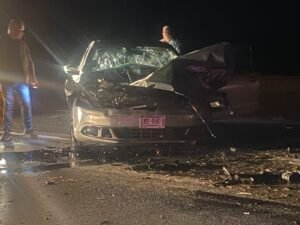 Tráiler impacta vehículo y se da a la fuga en la carretera Juárez-Chihuahua