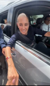 Sheinbaum no responde a cuestionamientos durante su llegada a Ciudad Juárez