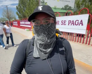 Madre logra entregar a Sheinbaum datos sobre denuncia que involucra a agente de Seguridad Vial