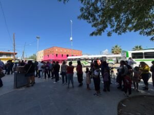 Arriban camiones al Gimnasio Municipal previo al segundo informe de la síndica Ana Carmen Estrada