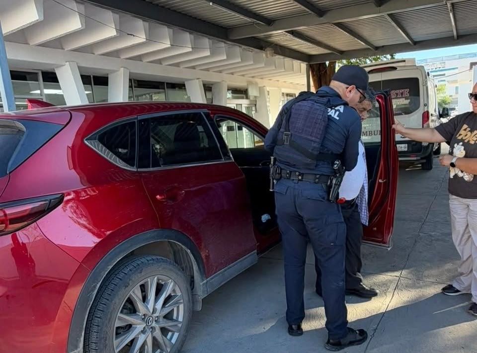 Policías municipales auxilian a hombre durante emergencia médica y agilizan su llegada al hospital