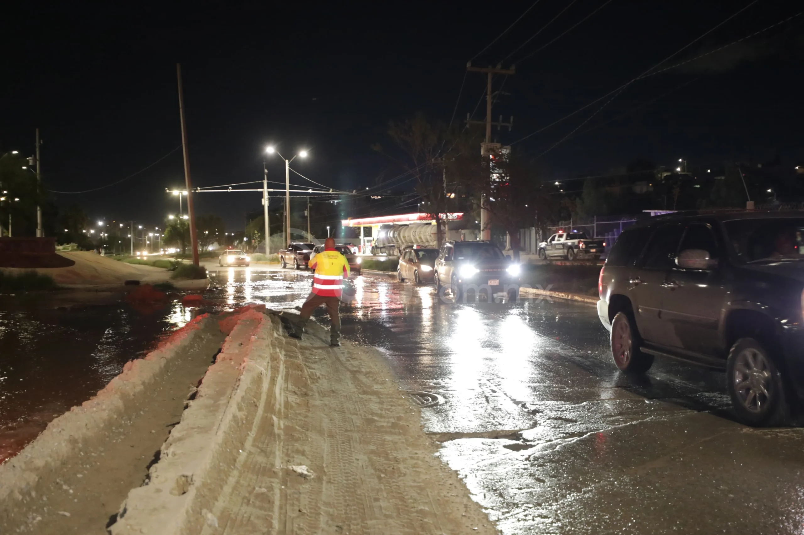 Cierran vialidades por desbordamiento del Río Bravo en Ciudad Juárez