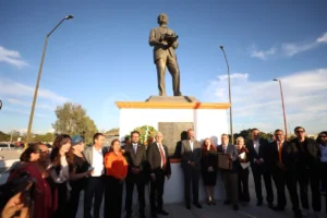 Honran a Javier González Mocken con placa en la Rotonda de los Maestros Ilustres