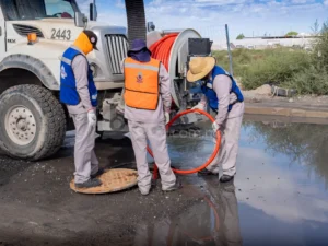 Sigue explotando el sistema de aguas negras en Juárez