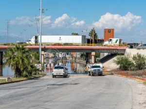 Retiran 1,870 metros cúbicos de agua del puente Centauro tras lluvias y aún se encuentra inundado
