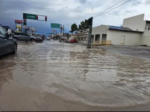 Provocan lluvias inundaciones y dejan vehículos varados en Ciudad Juárez