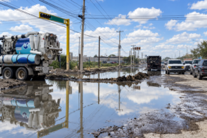 Cuando baja el agua, quedan los hoyos: Juárez enfrenta calles rotas, drenajes desbordados y lodo tras las lluvias