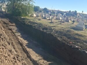 Lluvias provocan acumulación de agua en panteón Colinas de Juárez; intensifican limpieza previo al Día de Muertos