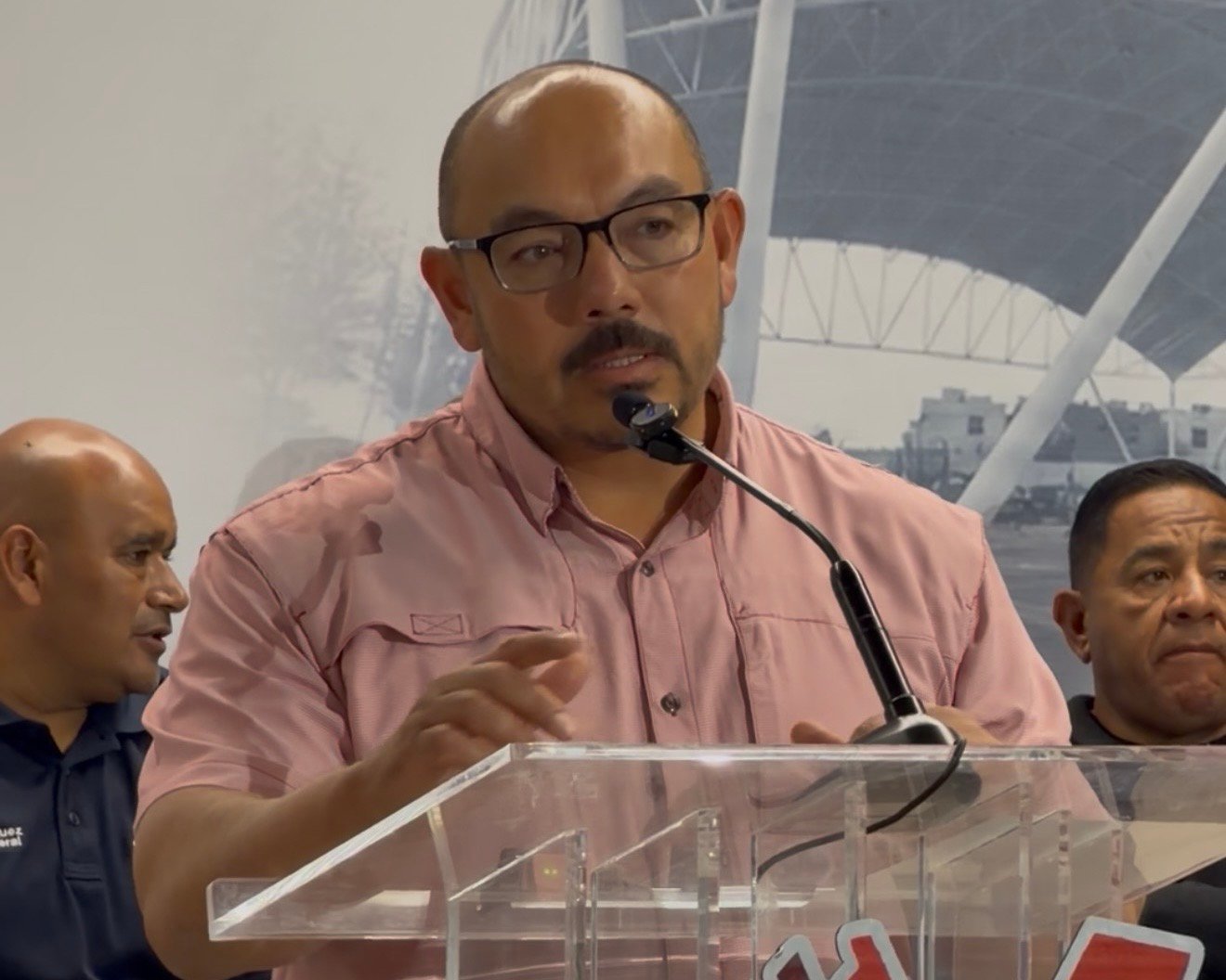 Alertan por carros y trailas arrumbados: pueden ser arrastrados durante lluvias